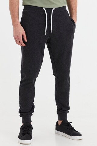 !Solid Tapered Trousers 'TAMBERT' in Grey: front