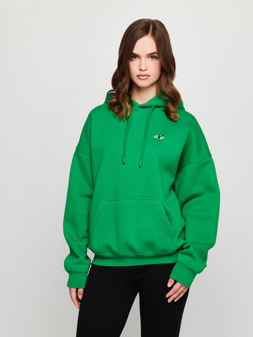 Sweat-shirt 'STRONG' UNFOLLOWED x ABOUT YOU en vert : devant