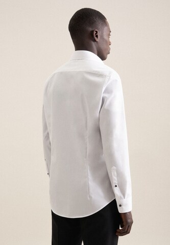 Coupe slim Chemise business 'Smart Essentials' SEIDENSTICKER en blanc