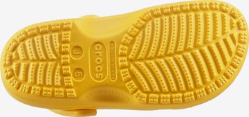 Calzatura aperta di Crocs in giallo