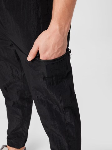 Calvin Klein Jeans Tapered Hose in Schwarz