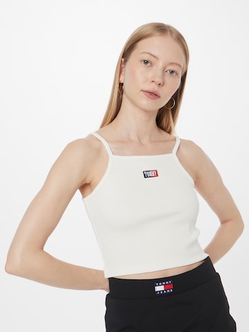 Top de la Tommy Jeans pe alb: față