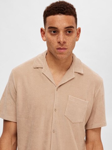 Coupe regular Chemise SELECTED en beige
