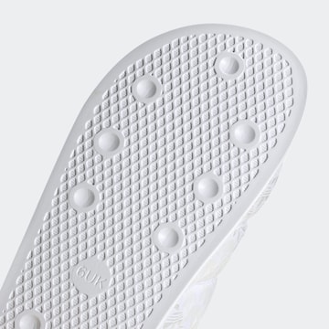 ADIDAS ORIGINALS - Sapato aberto 'Adilette Essential' em branco