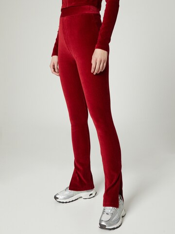 VIERVIER Flared Broek 'Aliya' in Rood: voorkant