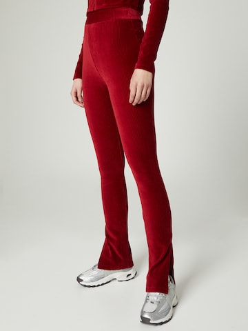 VIERVIER Flared Broek 'Aliya' in Rood: voorkant