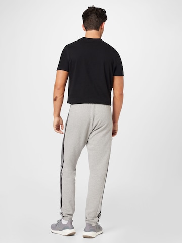 pilka ADIDAS SPORTSWEAR Standartinis Sportinės kelnės 'Essentials French Terry Tapered Elastic Cuff 3-Stripes'