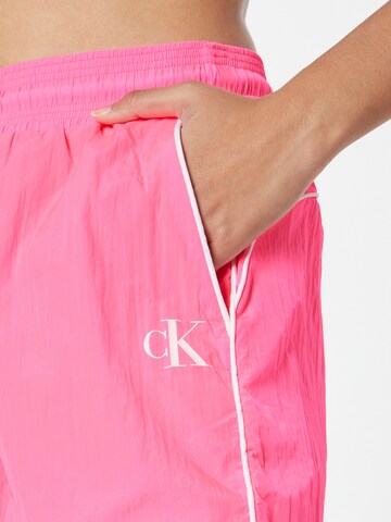 Regular Pantalon Calvin Klein Jeans en rose