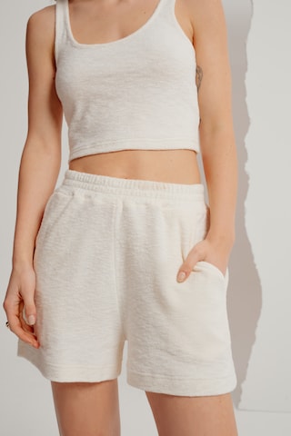 A LOT LESS Regular Pants 'Alanis' in White: front
