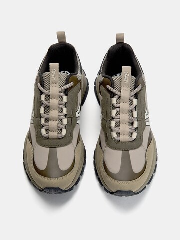 Sneaker low de la Pull&Bear pe maro