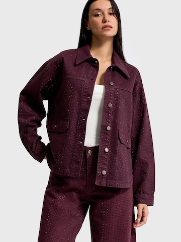 IT'S BASIC Bodywarmer 'RHINESTONE STRAIGHT DENIM JACKET' in Rood: voorkant