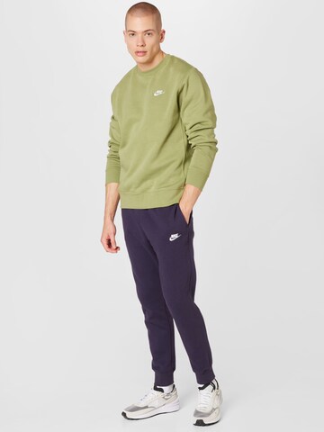 Nike Sportswear Zwężany krój Spodnie 'Club Fleece' w kolorze fioletowy