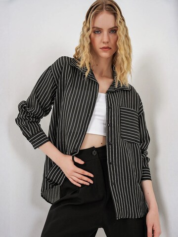 Bigdart Blouse in Black: front