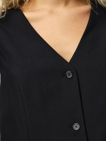 Gilet 'PCBosella' PIECES en noir