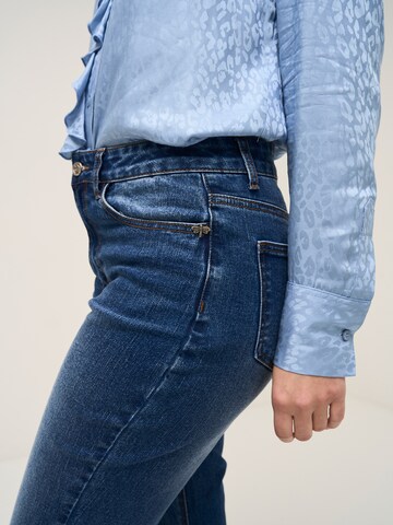 Camomilla Italia Flared Jeans 'Cindy' in Blue