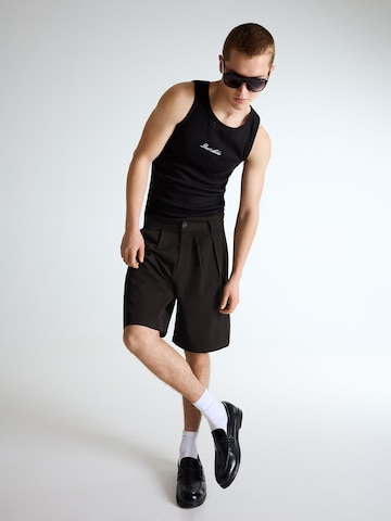 Bershka Loosefit Kalhoty se sklady v pase – černá