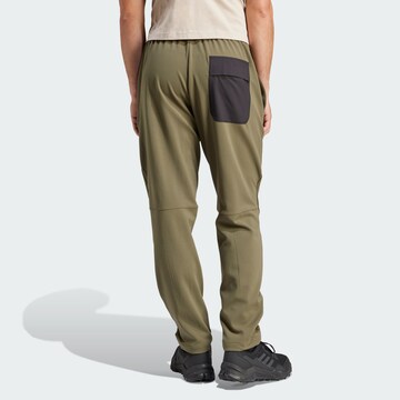 Loosefit Pantalon de sport ADIDAS TERREX en vert : devant