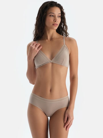 Dagi - Hipster em bege