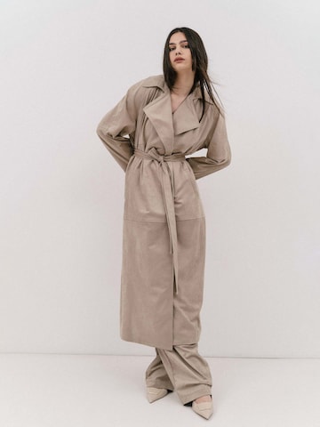 4TAILORS Välikausitakki 'Chili' värissä beige