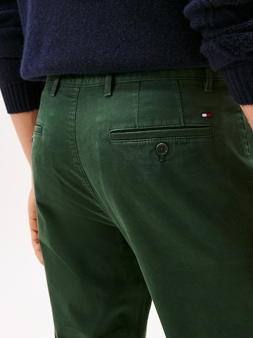 TOMMY HILFIGER Regular Chinohousut 'DENTON ESSENTIAL' värissä vihreä