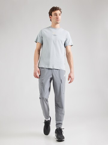 Nike SportswearTapered Cargo hlače 'CLUB' - siva boja