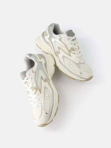 Bershka Sneakers laag in Beige