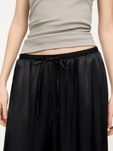 Pull&Bear Wide leg Byxa i svart