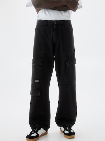 Pull&Bear Regular Cargo Jeans in Black: front