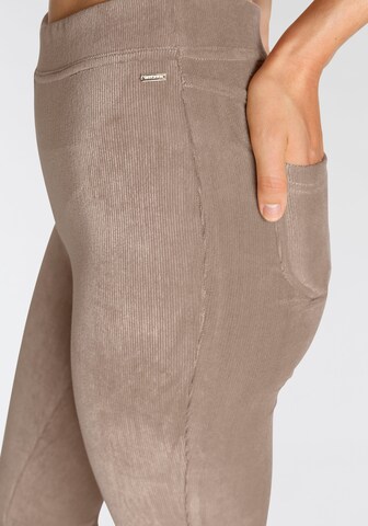 LASCANA Flared Broek in Bruin