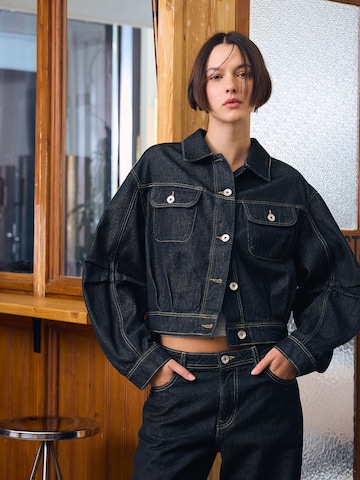 Bershka Between-season jacket in Blue: front