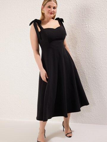 Trendyol Curve Ruha - fekete: elől