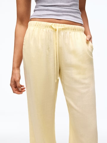 Bershka Szeroka nogawka Spodnie w kolorze żółty