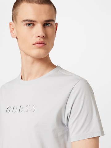 GUESS T-shirt i grå