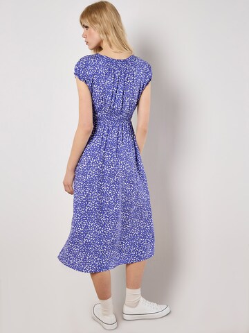 Robe 'Milkmaid' Apricot en violet