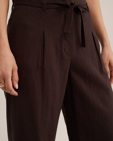 WE Fashion Regular Trousers in Brown