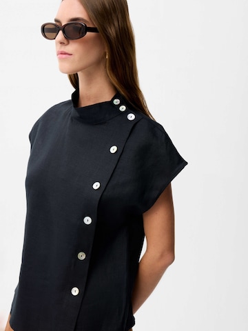 adl Shirt in Black