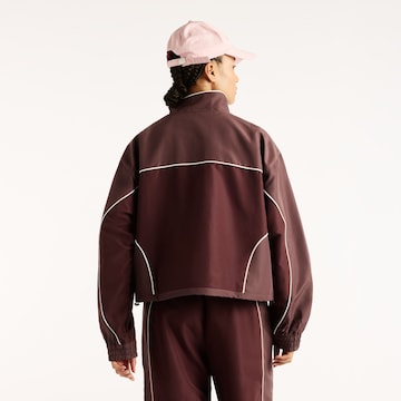 new balance Tussenjas 'Trackside Woven Jacket' in Rood
