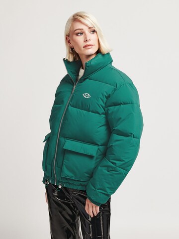 UNFOLLOWED x ABOUT YOU Prehodna jakna 'VIBRANT ' | zelena barva: ob strani