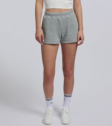 SNOCKS Regular Pants in Grey: front