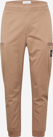 Calvin Klein Jeans Tapered Cargobroek in Beige: voorkant