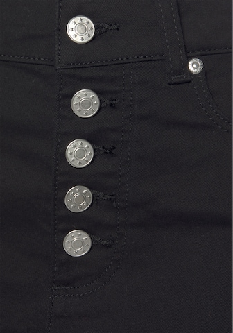 BUFFALO Skinny Shorts in Schwarz