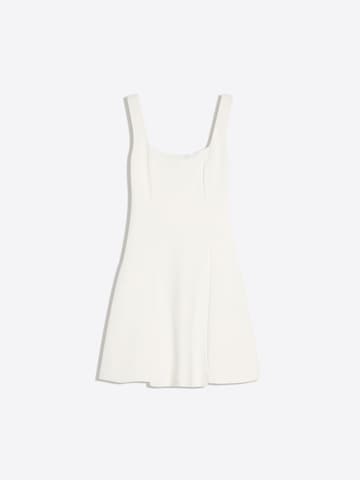 Rochie de la Bershka pe alb: față