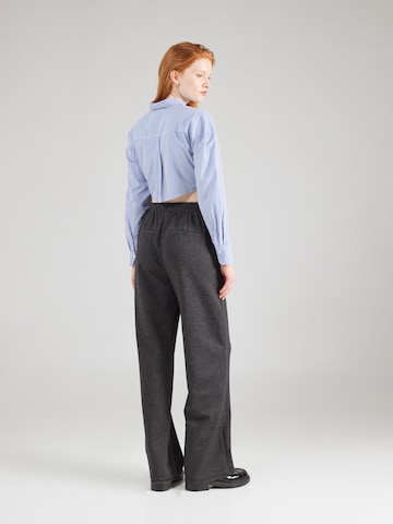 regular Pantaloni 'FALOUA' di PIECES in grigio