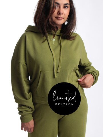 ABOUT YOU Limited Sweatshirt 'Tara' in Groen: voorkant