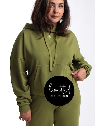 ABOUT YOU Limited Sweatshirt 'Tara' in Green: front