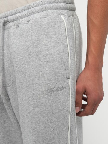 HOLLISTER Vrečasti Hlače | siva barva