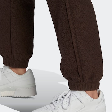 ADIDAS ORIGINALS Дънки Tapered Leg Панталон 'Loungewear Sweat' в кафяво