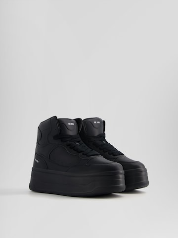 Sneaker înalt de la Bershka pe negru