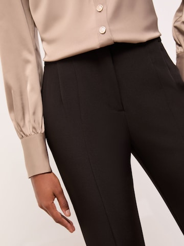 regular Pantaloni con pieghe di Lipsy in nero