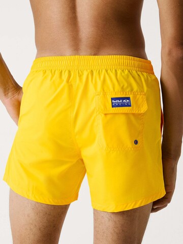 Pantaloncini da bagno di Red Bull Racing x Pepe Jeans in giallo